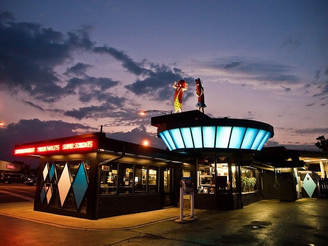 Things To Do In Chicago with kids - Chicago Superdawg